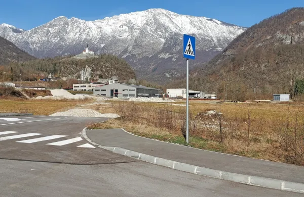 Infrastrukturo so vkopali in zgradili del ceste, manjkata razsvetljava in  polnilnica za električna kolesa.