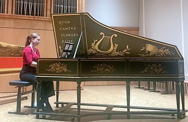 Mojca Lavrenčič študij čembala nadaljuje v Baslu.  