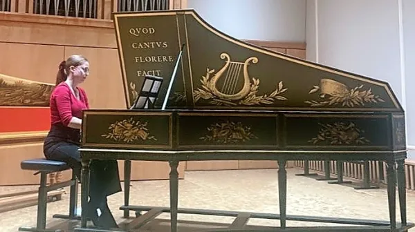 Mojca Lavrenčič študij čembala nadaljuje v Baslu.  