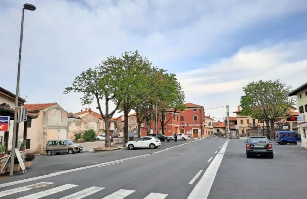Takšna je podoba vaškega jedra Dutovelj po zaključeni prvi fazi 
prenove; zdaj se začenja druga faza.