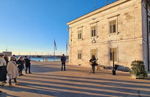 Približno deset udeležencev protesta se je strinjalo z  argumenti 
Davida Stepana in prisluhnilo Marjetki Popovski, ki je dogajanje 
popestrila z glasbenim nastopom. 