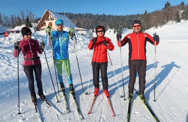 Uspešen tekmovalec smučarsko tekaških maratonov - Marko 
Rupnik (drugi z leve), je sončen dan izkoristil za uživaški tek s 
prijatelji v centru Vojsko.