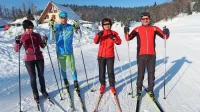 Uspešen tekmovalec smučarsko tekaških maratonov - Marko 
Rupnik (drugi z leve), je sončen dan izkoristil za uživaški tek s 
prijatelji v centru Vojsko.