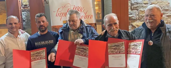 Absolutni zmagovalec klobasijade na Pučah je Feručo Škerlič, 
drugo mesto je šlo Ediju Novaku, tretje pa Mateju Deloštu (v 
sredini z desne). Levo je gostitelj Luka Pucer, desno pa predsednik 
ocenjevalcev Zvone Sedmak.  