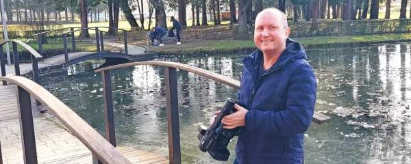 Miloš Valenčič v bistriškem Kindlerjevem botaničnem parku, seveda s svojo glavno sodelavko, televizijsko kamero   