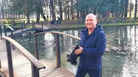 Miloš Valenčič v bistriškem Kindlerjevem botaničnem parku, seveda s svojo glavno sodelavko, televizijsko kamero   