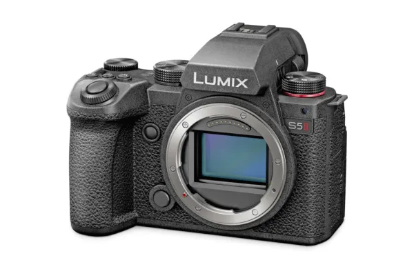 Panasonic Lumic S5II je  prehitel govorice in bo kmalu na 
policah. 