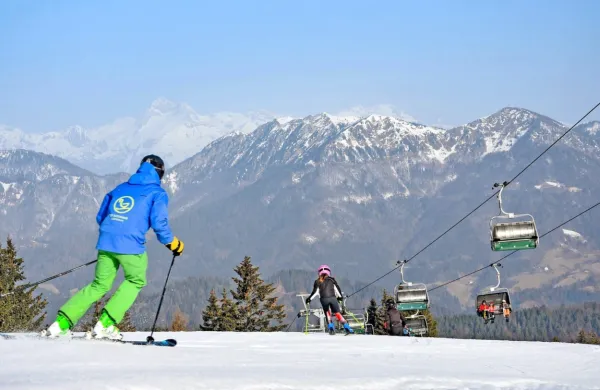 Na smučišču Cerkno vremenske razmere te dni omogočajo super smuko, zato so  z obiskom in zasedenostjo 
zmogljivosti zadovoljni.