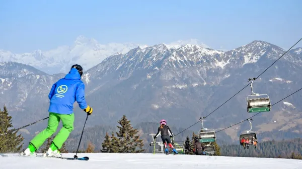 Na smučišču Cerkno vremenske razmere te dni omogočajo super smuko, zato so  z obiskom in zasedenostjo 
zmogljivosti zadovoljni.