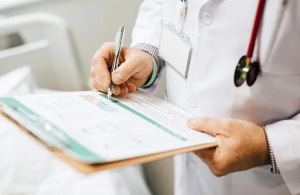 Če bi imela Slovenija sodobnejšo zakonodajo, ki bi omogočala 
hitrejše postopke zdravljenja, prekvalifikacije dolgotrajno bolnih 
in njihove ali hitrejše vrnitve na delo ali  hitrejšo invalidsko 
upokojitev, ne bi bil absentizem vse hujše breme za zdravstveno 
blagajno in za družb v celoti.  