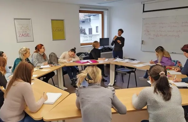 Ljudska univerza Ajdovščina  tudi letos ponuja številne programe 
izobraževanj za odrasle. 