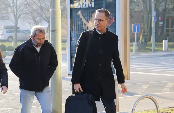Peter Žvab (levo)  z odvetnikom Simonom Čehovinom.