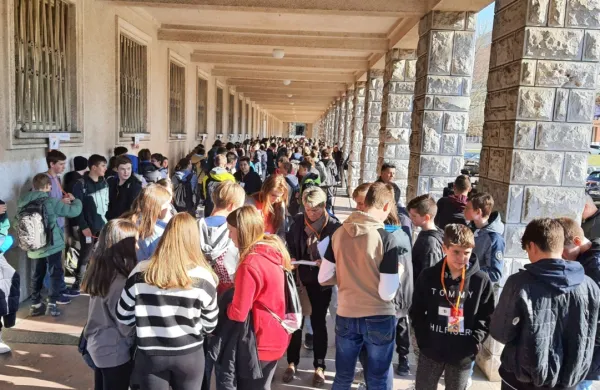 Pred občinsko stavbo se je zbralo skoraj 400 osnovnošolcev. Od 
tam so se, glede na izbiro, odpravili na predstavitev 51 različnih 
poklicev.