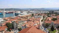 “Luka postaja vedno bolj del mesta in mesto postaja del Luke,” 
pravijo v mestni krajevni skupnosti. Iz fotografije je to tudi jasno 
razvidno. 