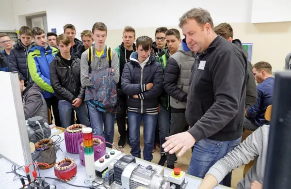 V šolah in na univerzah pred informativnimi dnevni poudarjajo 
pomen zaposljivosti ob koncu izobraževanja (fotografija je simbolična).  