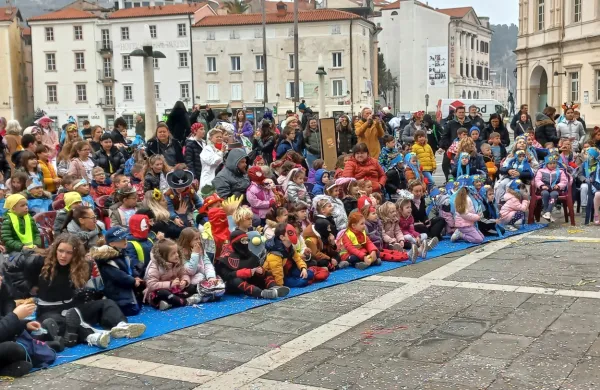 Župan na oddihu, v Piranu zavladale pustne maske