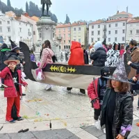 Župan na oddihu, v Piranu zavladale pustne maske