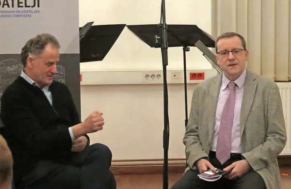 Bojan Glavina (levo) v pogovoru z muzikologom Alešem Nagodetom. 