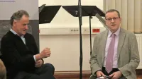 Bojan Glavina (levo) v pogovoru z muzikologom Alešem Nagodetom. 