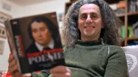 Sandro Clemente se navdušuje nad Prešernovimi poezijami.