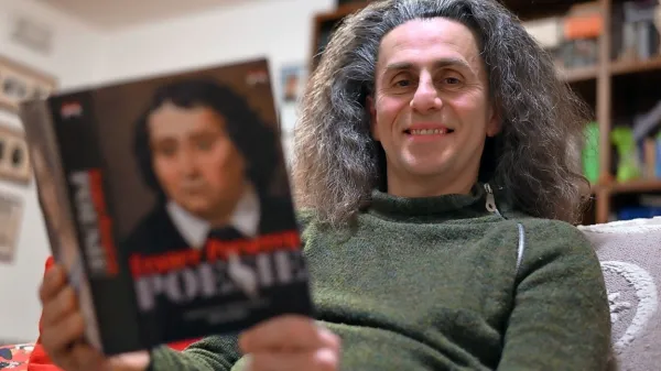 Sandro Clemente se navdušuje nad Prešernovimi poezijami.