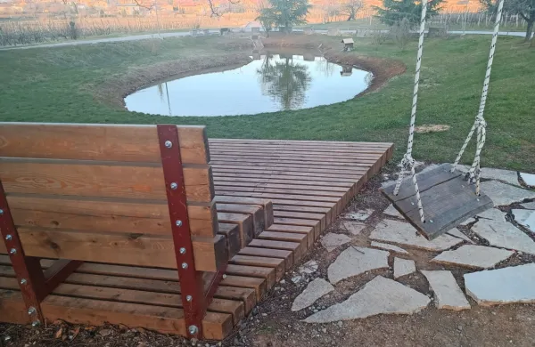 Ob kalu Luže na obrobju Komna so uredili še plato s klopjo. 