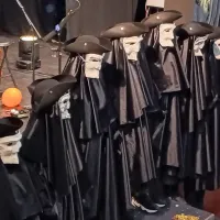 Osem črnih ogrinjal in belih obraznih mask si je prislužilo nagrado 
zlata maska.