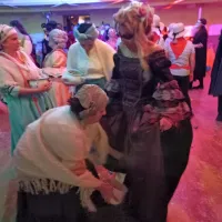 Gospodi so dekle pomagale na bokaline, nočne posode, in jih 
vsako noč praznile v piranski mandrač.