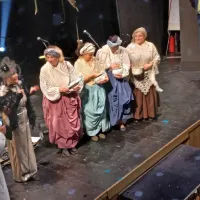 Skupina dekel z nočnimi posodami,  zadolženih  za vse potrebe 
gospode.  