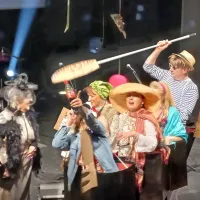 Z gondole so mahali turisti v Benetkah.