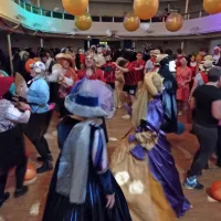 V gledališču so pustne maske rajale pozno v sobotno noč.