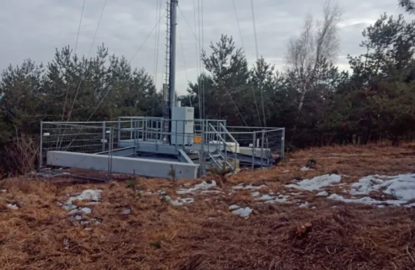 Krajani po njihovem nelegalni bazni postaji odločno nasprotujejo. 