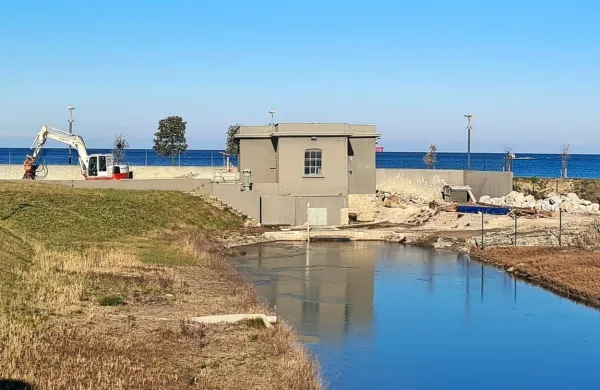 Zdaj sanirajo iztočni kanal na črpališču kanala Grande, prihodnje 
leto pa bodo  vgradili še samočistilne grablje.