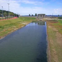 Iztočni kanal se izliva v morje sredi koprske promenade, v 
neposredni bližini najbolj turističnega dela Kopra.