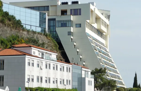 V Sindikatu delavcev gostinstva in turizma  še vedno  ocenjujejo, da 
je prezaposlitev sobaric na zunanjega izvajalca škodljiv poslovni 
model za delavce. 