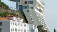 V Sindikatu delavcev gostinstva in turizma  še vedno  ocenjujejo, da 
je prezaposlitev sobaric na zunanjega izvajalca škodljiv poslovni 
model za delavce. 
