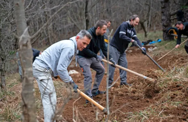 Pravi gorski kolesarji proge, po katerih se spuščajo, tudi ves čas 
vzdržujejo. V soboto so  združili moči na množični MTBrigadi.