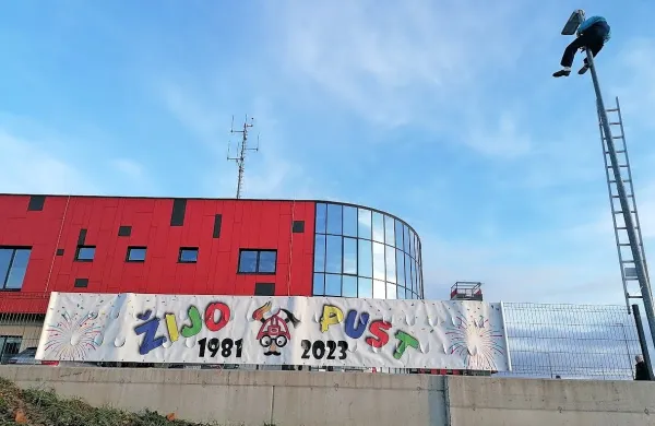 

Da bodo tudi letos pri pustovanju obvezno zraven, so s panojem pred 
gasilsko-reševalnim centrom že naznanili vedno izvirni člani PGD 
Postojna. 

