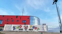 

Da bodo tudi letos pri pustovanju obvezno zraven, so s panojem pred 
gasilsko-reševalnim centrom že naznanili vedno izvirni člani PGD 
Postojna. 

