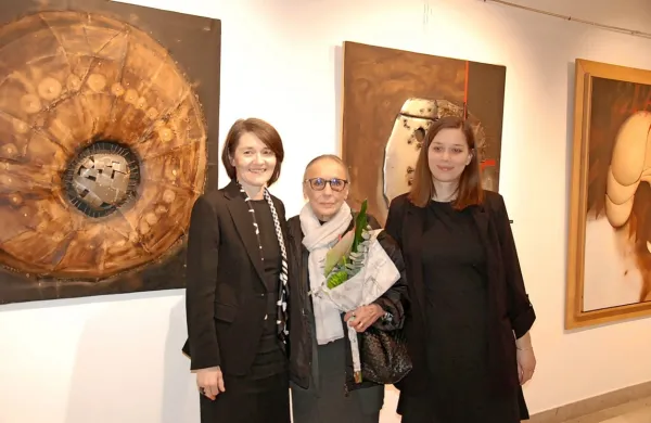 Otvoritve posthumne razstave Klavdija Palčiča se je udeležila tudi 
slikarjeva soproga Ana. Ob njej sta Anamarija Stibilj Šajn (levo) in 
Helena Čehovin Gerželj. 