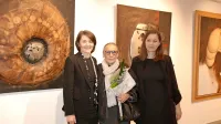 Otvoritve posthumne razstave Klavdija Palčiča se je udeležila tudi 
slikarjeva soproga Ana. Ob njej sta Anamarija Stibilj Šajn (levo) in 
Helena Čehovin Gerželj. 