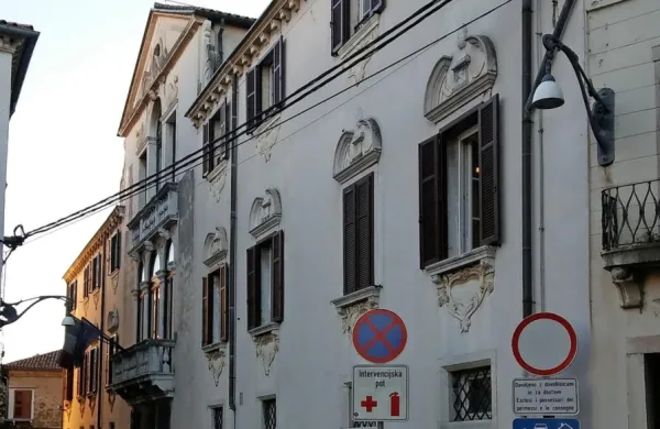 Palača Gravisi-Barbabianca v Kopru