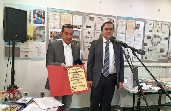 Filatelistična zveza Slovenije je pobudniku, soustanovitelju in dolga leta glavnemu motorju PND Vojku 
Čeligoju, ki je društvu predsedoval kar 29 let, podelila priznanje za življenjsko delo, Numizmatično društvo 
Slovenije pa naziv častnega člana zveze. Priznanji je prevzel predsednik PND Vili Gombač (levo).