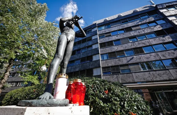 Zadržanje izvajanja dela zakona o RTV Slovenija je sprožilo 
mešane odzive.  Ta tema se bo očitno preselila tudi v Bruselj, saj 
poslanec Milan Zver predlaga razpravo o stanju medijev v 
Sloveniji.