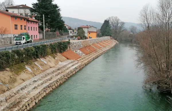 190-metrski zid  v bližini občinske stavbe bo ščitil hišo pred 
poplavami in cesto pred erozijo. 