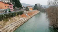 190-metrski zid  v bližini občinske stavbe bo ščitil hišo pred 
poplavami in cesto pred erozijo. 