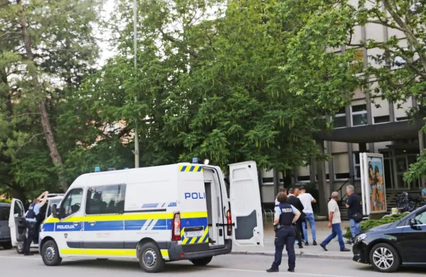 

V začetku junija lani so s kazensko ovadbo na novogoriško okrožno 
sodišče privedli tri preprodajalce droge, ki so bili nato v priporu.