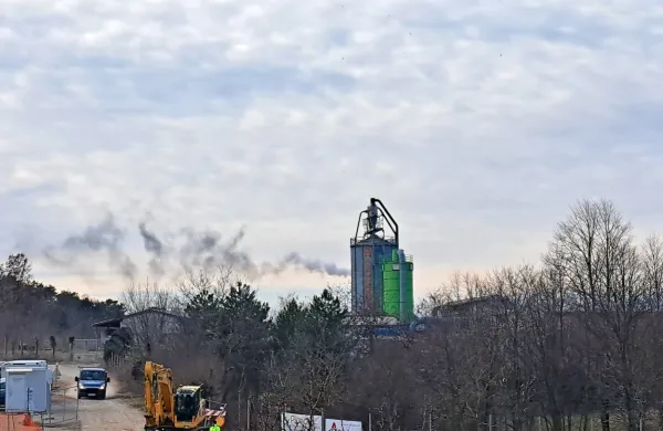 Krajani Dutovelj opozarjajo na gost, črn dim, ki naj bi se v zadnjem 
času pogosto valil iz dimnika tovarne Krasoprema.