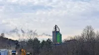Krajani Dutovelj opozarjajo na gost, črn dim, ki naj bi se v zadnjem 
času pogosto valil iz dimnika tovarne Krasoprema.