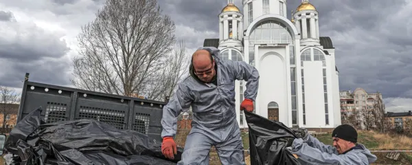 Civilne žrtve v Buči so ukrajinske oblasti ekshumirale iz množičnih 
grobov za dostojen pokop.